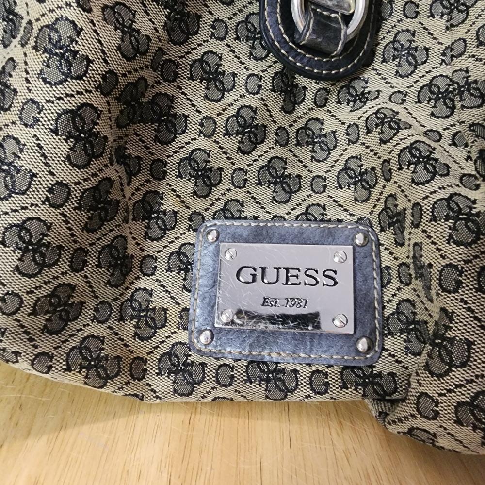 Women's Guess Shoulder Bag - Picture 4 of 16